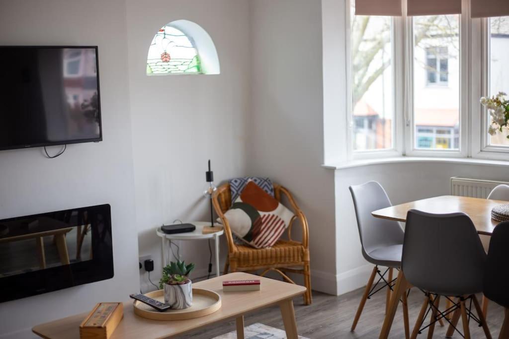 Stylish Retreat In Leigh-On-Sea Apartment Сътън он Сий Екстериор снимка